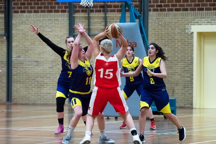 Adamantia Dotsika (rechts) had met elf punten een groot aandeel in de zege van de vrouwen van Arriba tegen Cangeroes 4.