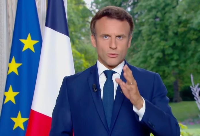 Franse president Emmanuel Macron in een tv-speech na het slechte resultaat bij de recentste verkiezingen voor zijn partij.