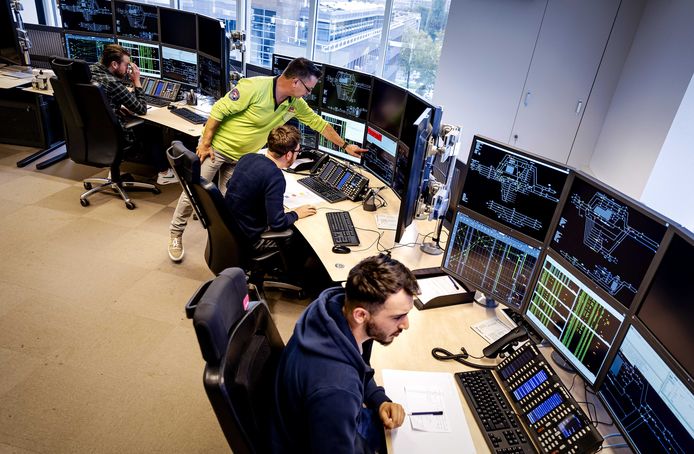 Nieuwe verkeersleiders worden opgeleid in het trainingscentrum van ProRail. Het tekort aan treindienstleiders bij ProRail veroorzaakt problemen op het spoor.
