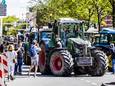 Boeren protesteren met tractoren bij het Kamergebouw, waar Kamerleden debatteren over de stikstofplannen van het kabinet. De boeren zijn het niet eens met het voorgestelde stikstofbeleid van het kabinet.