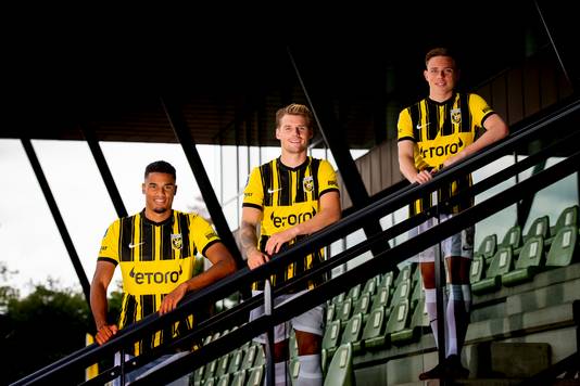 Danilho Doekhi, Nikolai Bader Frederiksen en Enzo Cornelisse, (van links naar rechts) op de tribune van het trainingscomplex op Papendal.
