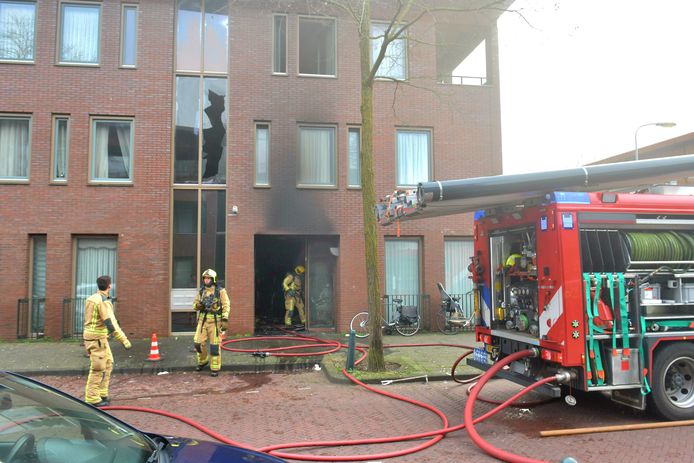 De brand brak uit in een portiekflat aan de Hasebroekstraat.