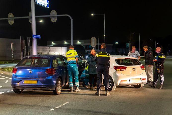 Een automobiliste is woensdagavond rond 21:50 uur gewond geraakt bij een botsing tussen twee auto's op de Julianasingel in Oss.