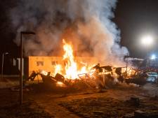 Chalet verwoest op voormalige azc-locatie in Oldebroek: politie vermoedt brandstichting