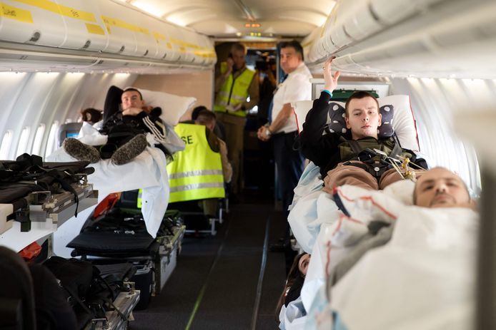 Gewonde Oekraïense soldaten worden vervoerd in een medisch evacuatie vliegtuig, in Rzeszow, Polen. Het vliegende ziekenhuis is een getransformeerd passagiersvliegtuig en landt op de luchthaven van Rzeszow in het zuidoosten van Polen, 70 kilometer van de Oekraïense grens, om de gewonden op te pikken alvorens ze naar Europese luchthavens vliegen.