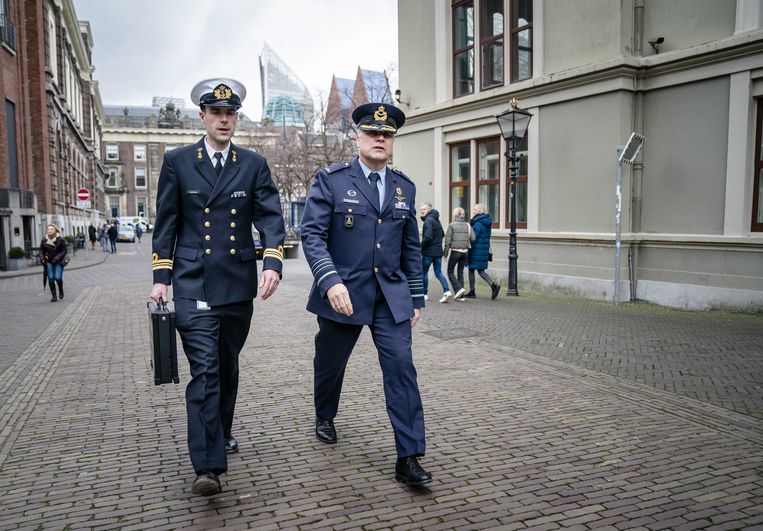 Onno Eichelsheim, Commandant der Strijdkrachten (rechts), bij aankomst op het Binnenhof voor de wekelijkse ministerraad.  Beeld ANP