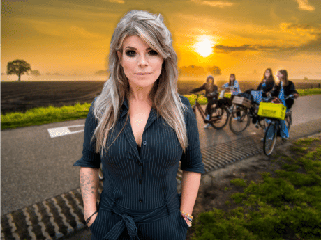 Morgen zet ik een klapstoeltje in de berm: loeren