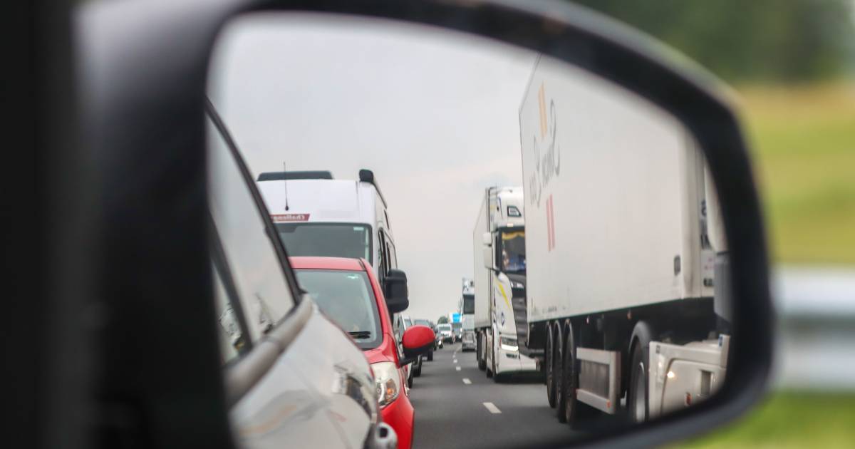 Uur vertraging op A50 door ongeval bij knooppunt Valburg.