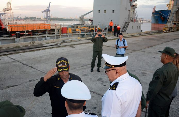 De bemanning van het Venezolaanse marineschip salueert voor de Cubaanse autoriteiten in de haven van Havana.