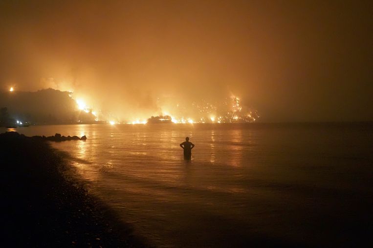 6 augustus, de vuurzee bij de kustplaats Limni, Oost-Evia. Beeld Thodoris Nikolaou / AP
