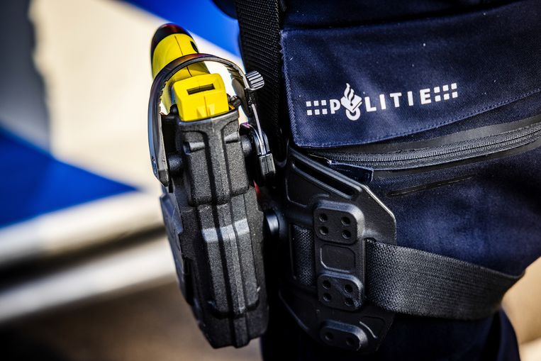 Een taser in een holster bij een politieagent.  Beeld ANP / Jeffrey Groeneweg