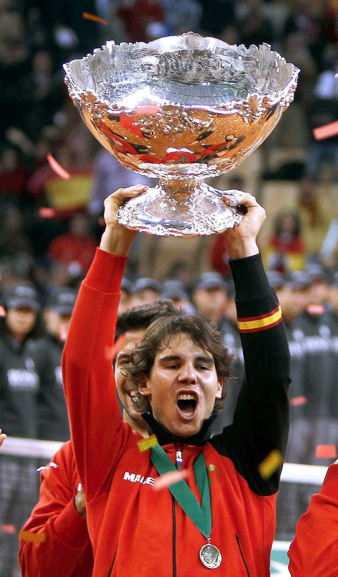 Rafael Nadal met de Davis Cup in 2011.