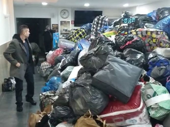 Tot diep in de nacht zijn mensen hulpgoederen voor de slachtoffers van de aardbeving in Turkije naar de Selimiye moskee komen brengen.