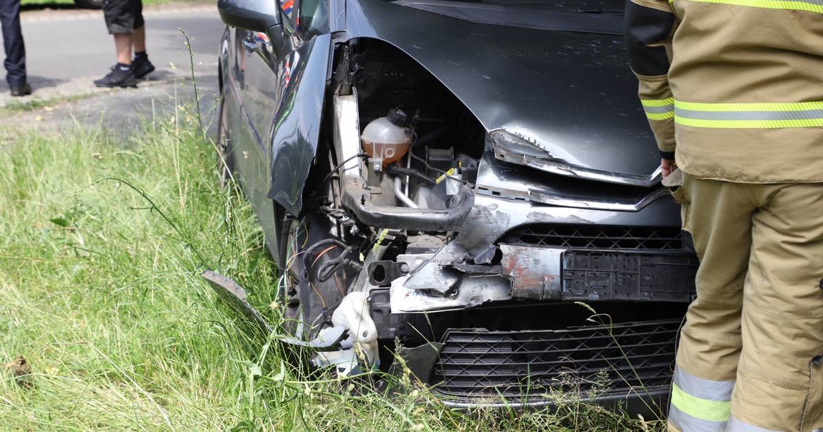 Flinke ravage na botsing tussen auto en trein in Boxtel, bestuurder niet gewond.