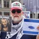 Anti-Israëldemonstrant met kakkerlakvlag vrijgesproken van belediging