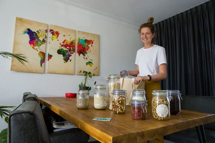 Myrthe Veeger met de weckpotten waar ze boodschappen mee doet bij Pieter Pot.