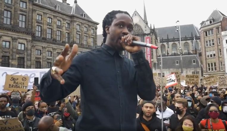 Akwasi tijdens zijn speech op de Dam. Beeld Videostill