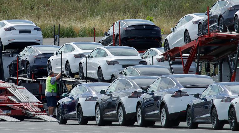 Tesla-auto’s achter een vrachtwagen. Beeld AP
