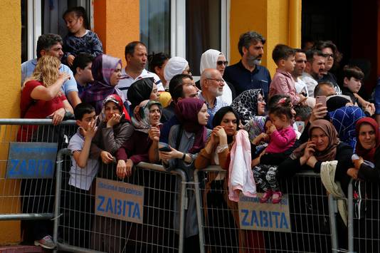 Aanhangers van president Erdogan wachten tot hij arriveert.