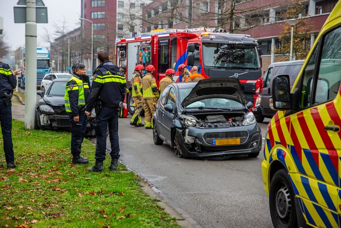 Twee gewonden bij botsing tussen twee auto's in Roosendaal