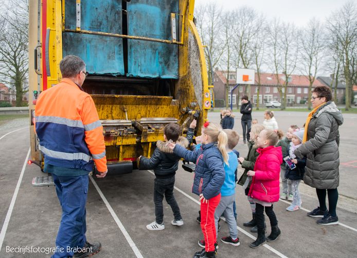 Leerlingen van basisschool Sint Jozef in Rijen bij een eerder project om zwerfafval op te ruimen.