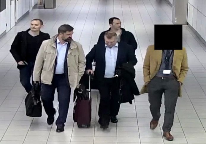 De Russische geheim agenten die de hack-operatie op het op de OPCW uitvoerden bij hun aankomst in Nederland.