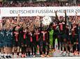 Bayer Leverkusen was al kampioen, maar kreeg pas na de laatste wedstrijd de schaal uitgereikt.