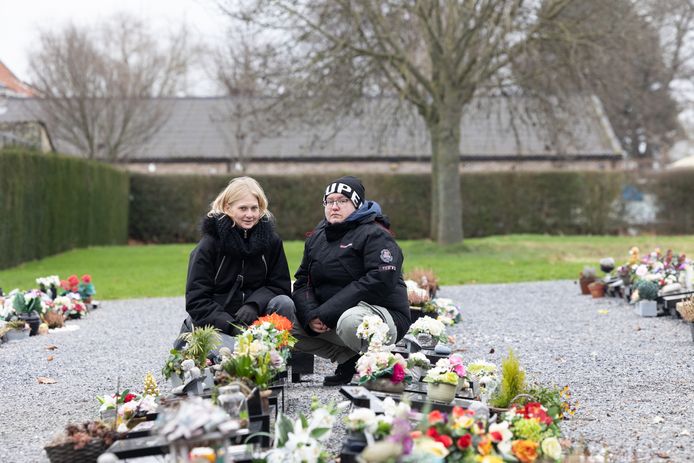 Mieke en Jana zijn een petitie gestart om camera's te laten plaatsen op het kerkhof van Schurhoven. Er worden de laatste tijd weer veel bloemstukken en ornamenten gestolen.