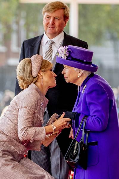 Máxima en Willem-Alexander diep door de knieën om The Queen te zoenen