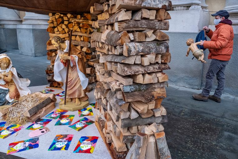 Bij de kerk van Seriate wordt de kerststal opgebouwd. Kindje Jezus mocht even 'proefliggen' maar wordt toch weer even opgeborgen totdat hij met Kerst weer wordt 'geboren'. Beeld Patrick Post