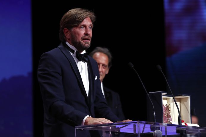 Regisseur Ruben Östlund kreeg de prestigieuze filmprijs voor de film Triangle of Sadness.