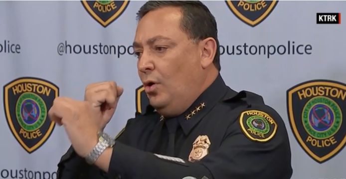 Politiechef Art Acevedo legt uit dat de agent de snokken aan zijn geweer voelde. De man in kwestie wist niet wie er aan zijn wapen trok en vreesde de controle over het wapen te verliezen. Daarom haalde hij de trekker over.