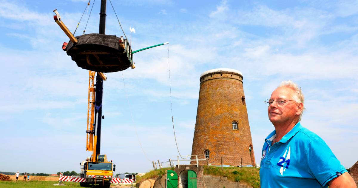 Molen Zuidzande helemaal gestript voor grote restauratie
