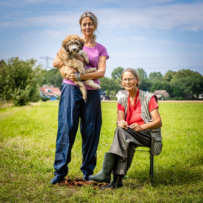 Vier jaar na de dood van Goldy is Maria van Os (links) blij met haar nieuwe hond, Waffel. ,,Ik heb de afgelopen jaren mijn man intensief verzorgd, daardoor wilde ik toen nog niet aan een pup beginnen.”