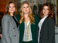 Koninklijke familie straalt bij fotosessie: ‘De meiden voor ons? Pap, dat werkt toch niet meer!’