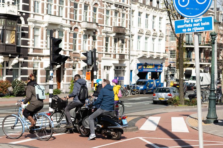 Een snorfiets in Amsterdam. Beeld Katja Poelwijk
