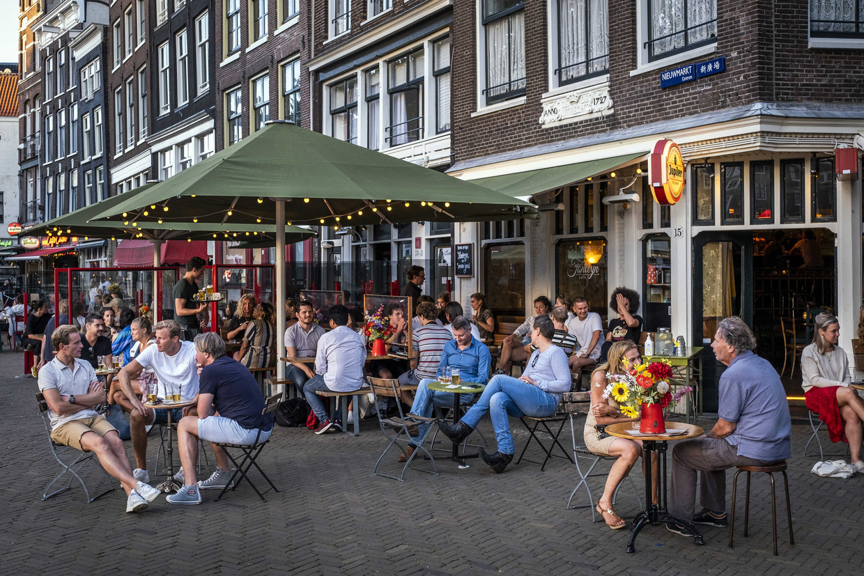 Terrasjes op de Nieuwmarkt in Amsterdam. Beeld ANP