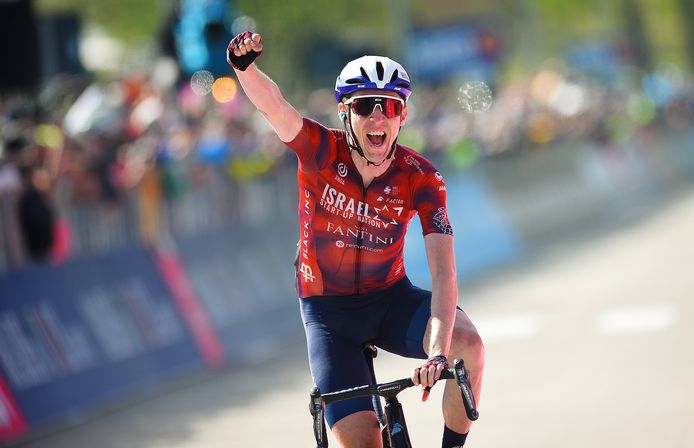 Dan Martin viert zijn overwinning in de 17de Giro-rit.