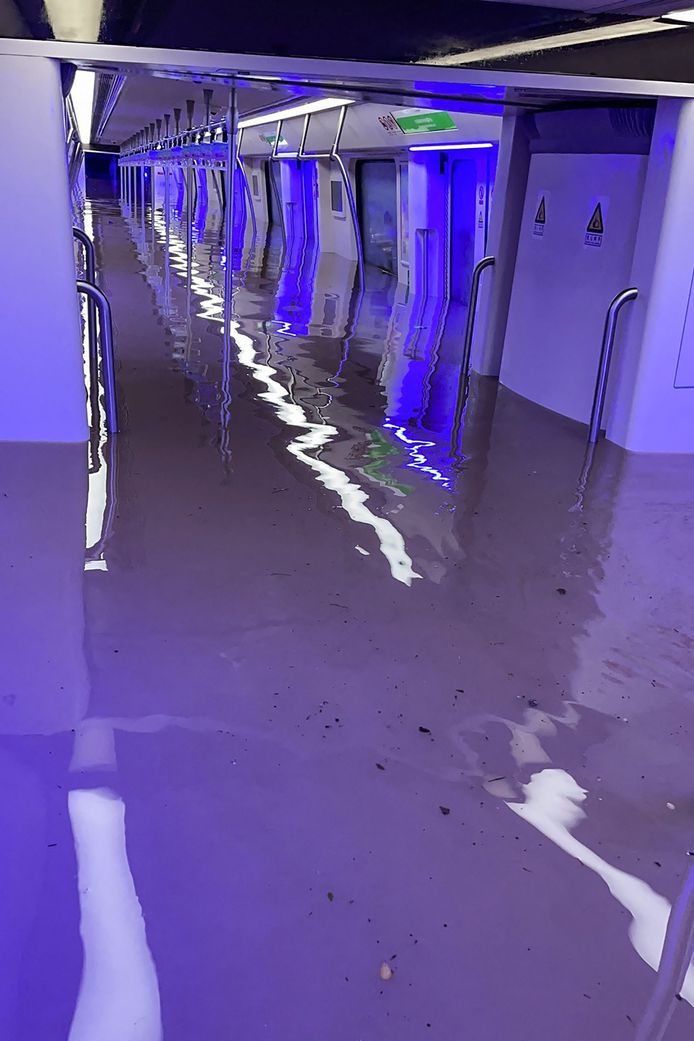 Métro submergé à la suite de fortes pluies à Zhengzhou, dans la province centrale du Henan en Chine.
