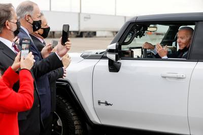 President Biden legt automakers deadline op voor halvering uitlaatgassen
