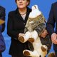 Angela Merkel beweegt critici tot ovatie