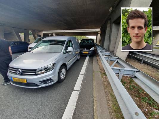 Jeffrey (inzet) ging voor de auto rijden om deze af te remmen.