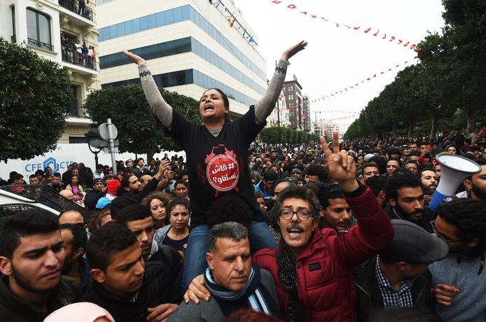 TOPSHOT - Tunisians shout slogans during a demonstration against the government and price hikes on January 9, 2018 in Tunis.

Protests hit several parts of Tunisia where dozens of people were arrested and one man died in unclear circumstances amid anger over rising prices, authorities said. / AFP PHOTO / FETHI BELAID