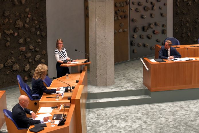 Ook demissionair minister van Volksgezondheid Hugo de Jonge (rechts) luisterde goed naar wat Natalie Kramer de Tweede Kamer te zeggen had.