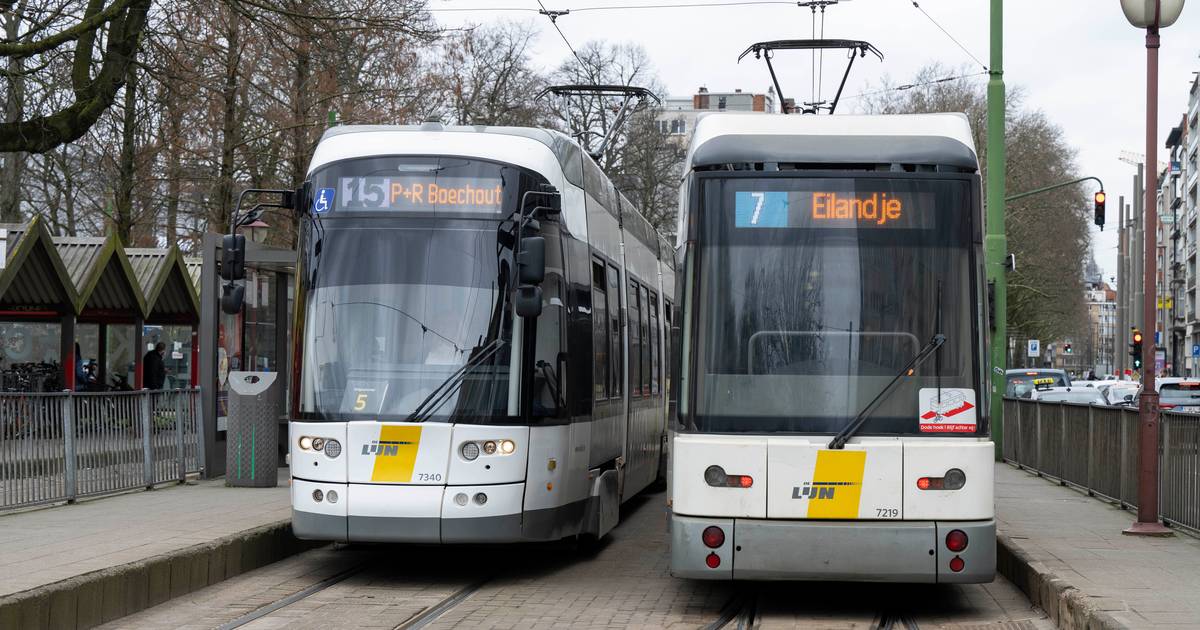 Lijnbus moet zwaar in remmen voor overstekende fietsers in Antwerpen: vrouw in bus raakt gewond