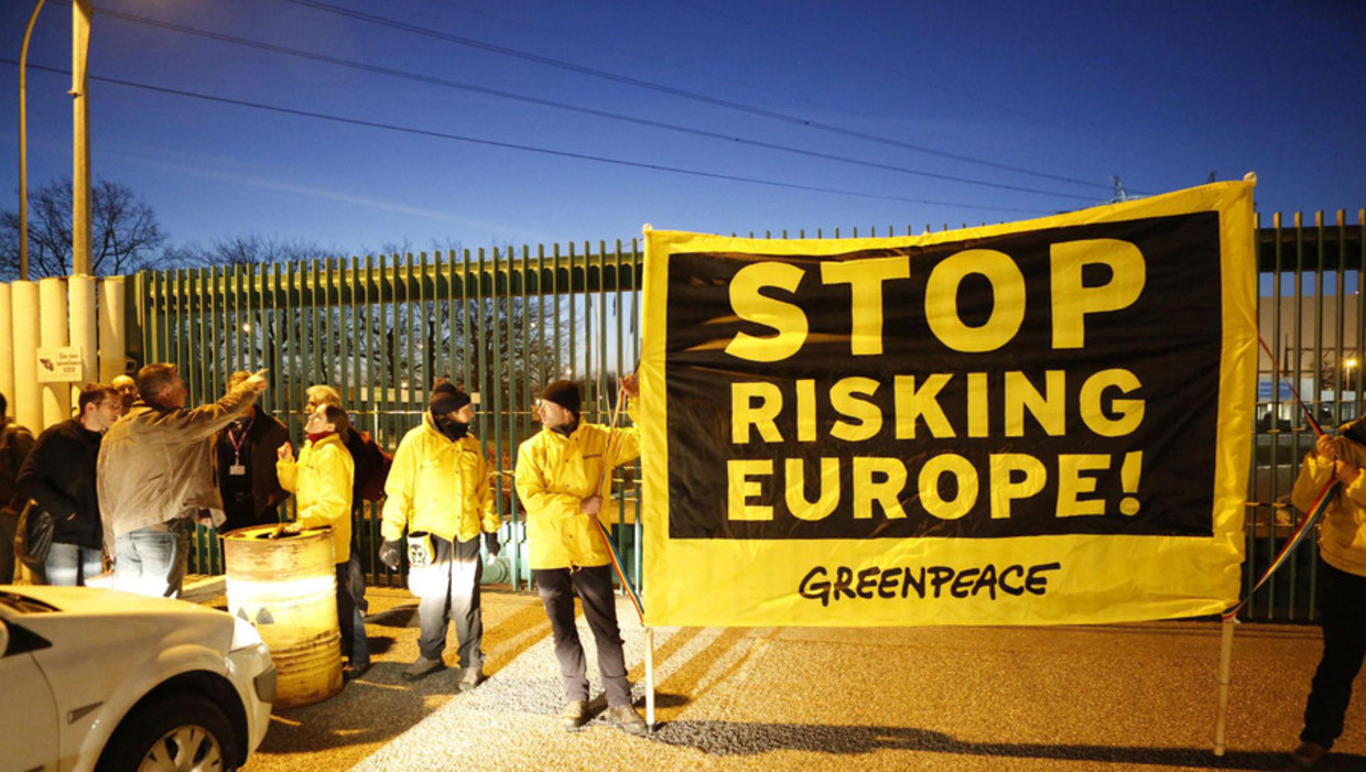 De activisten hingen een spandoek aan de centrale in Fessenheim met de tekst 'Stop risking Europe'. Beeld ap