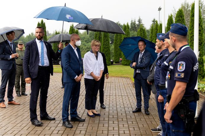 De voorzitter van de Europese Raad Charles Michel en de eerste minister van Litouwen Ingrida Simonyte tijdens hun bezoek aan de grens tussen Litouwen en Wit-Rusland.