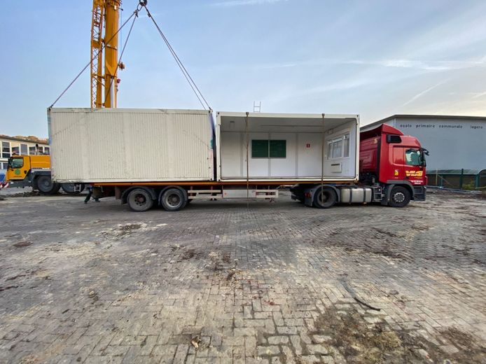 La commune d'Anderlect vient d'envoyer 21 containers à Trooz. Ceux-ci seront utilisés comme locaux provisoires.
