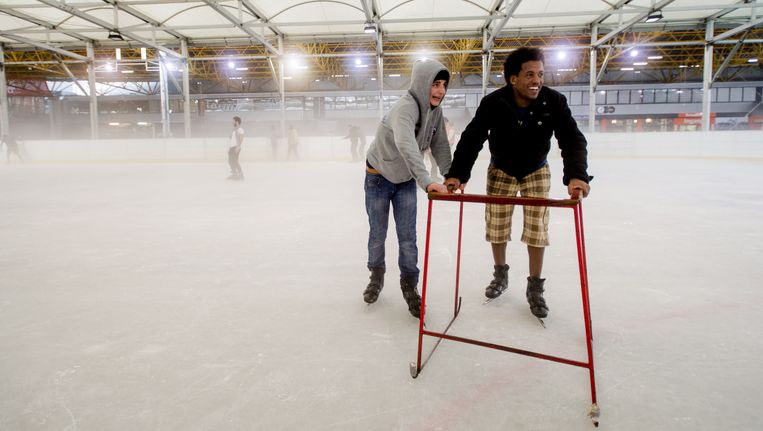 Asielzoekers namen in december deel aan een Hollandse Koek-en-Zopie schaatsmiddag in Den Haag Beeld anp