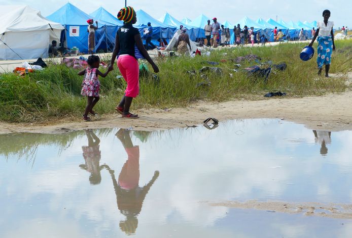 Zeker door het stilstaande water en de overvolle opvanglocaties kan cholera snel om zich heen grijpen en met name kinderen zijn dan kwetsbaar.